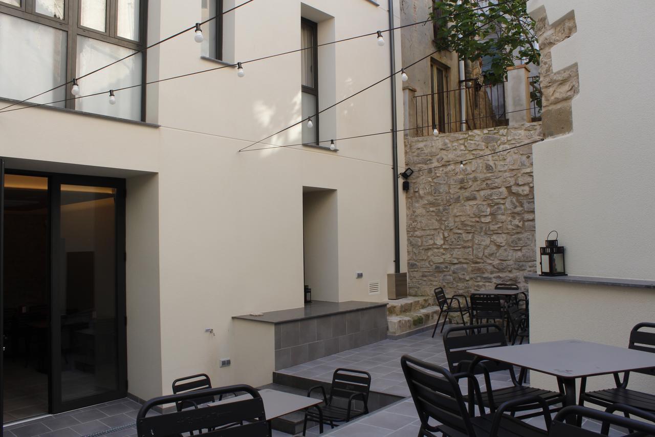 Hostal Universitat Cervera  Buitenkant foto