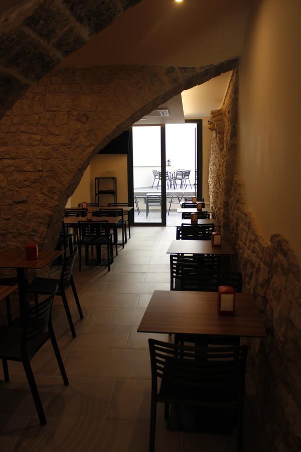 Hostal Universitat Cervera  Buitenkant foto