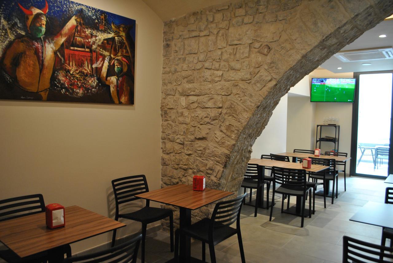 Hostal Universitat Cervera  Buitenkant foto