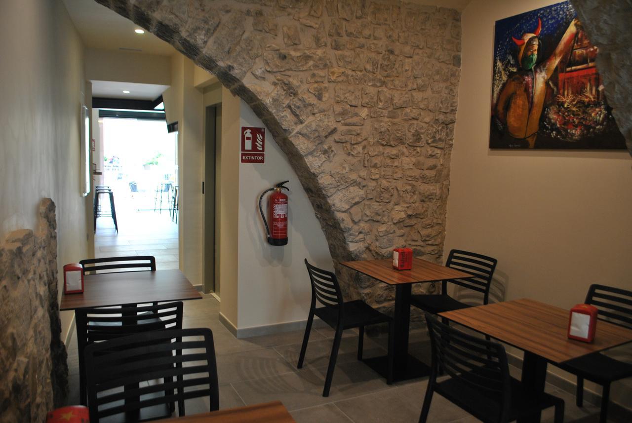 Hostal Universitat Cervera  Buitenkant foto