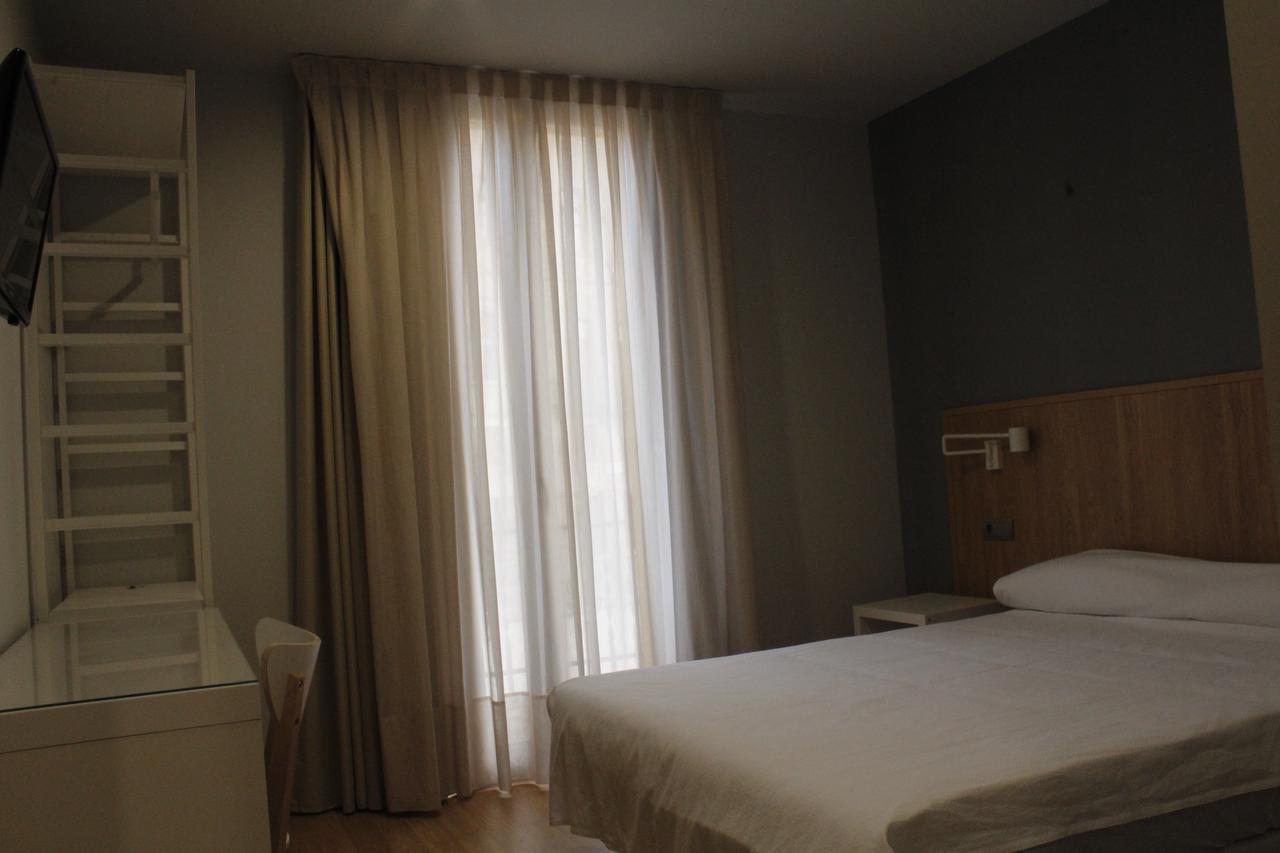 Hostal Universitat Cervera  Buitenkant foto
