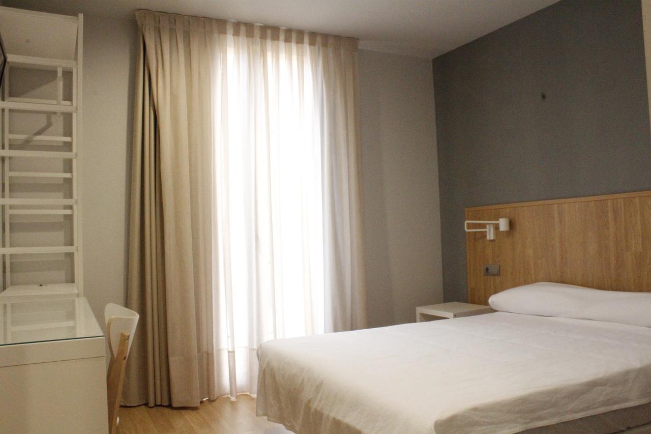 Hostal Universitat Cervera  Buitenkant foto