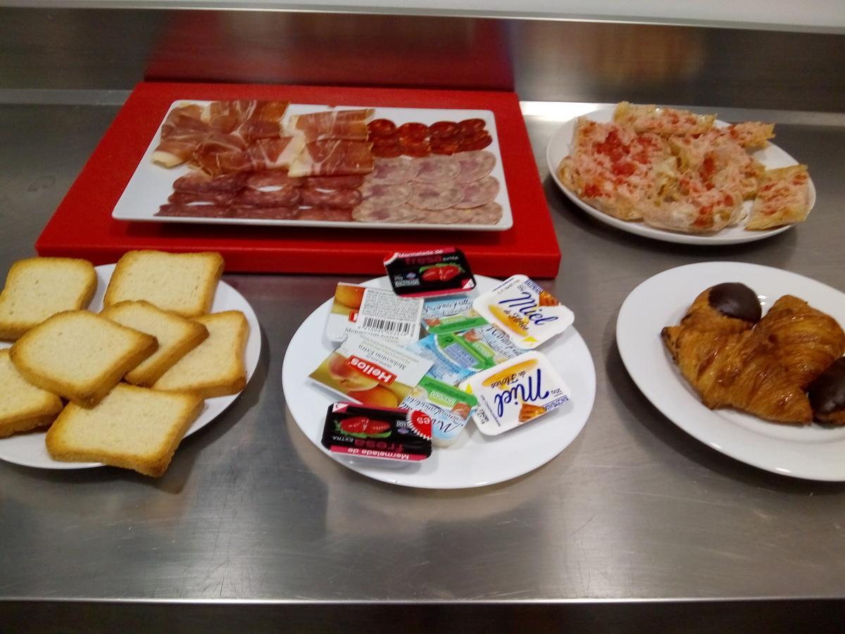 Hostal Universitat Cervera  Buitenkant foto