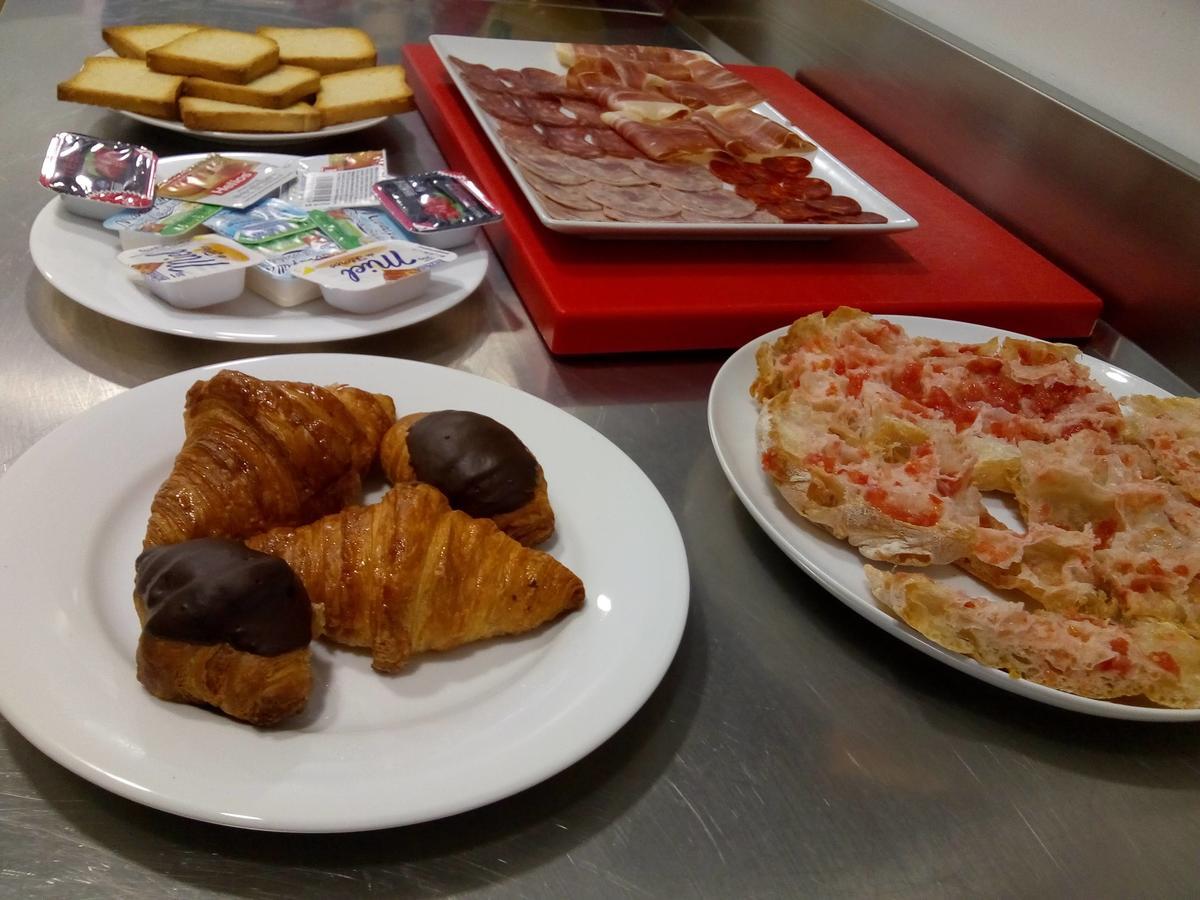 Hostal Universitat Cervera  Buitenkant foto
